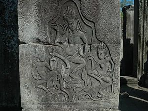 Angkor Wat in Cambodja: Relief van dansende apsaras in de Bayon tempel, onderdeel van Angkor Wat van Rini Kools
