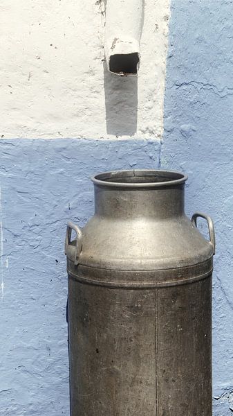 Alte Milchkanne und Regenfallrohr von Western Exposure