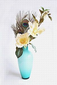 Nature morte vase bleu avec fleurs et plumes de paon