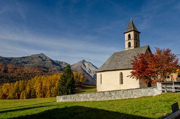 Het kerkje van Lü in het Val Müstair in herfstsfeer van Sean Vos