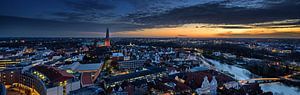 Lübeck - 17. Dezember 2019: Nachtaufnahme-Luftpanorama der beleuchteten Stadt Lübeck im Winter mit D
