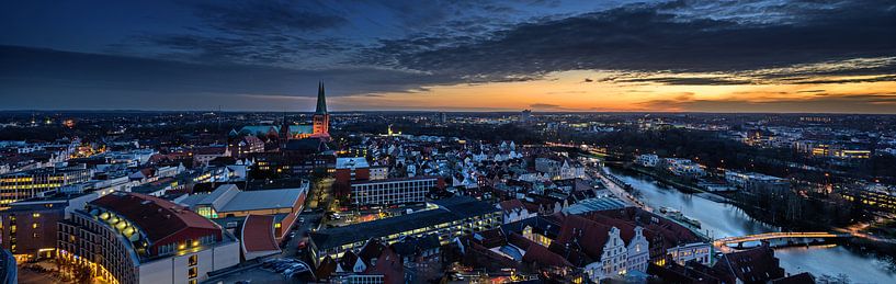 Luebeck, Duitsland - 17 december 2019: Luchtfoto nachtpanorama van de verlichte stad Luebeck in de w van Maren Winter