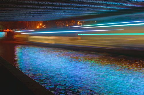 Nachtelijke, vloeiende lichtstrepen op de Berlijnse Spree