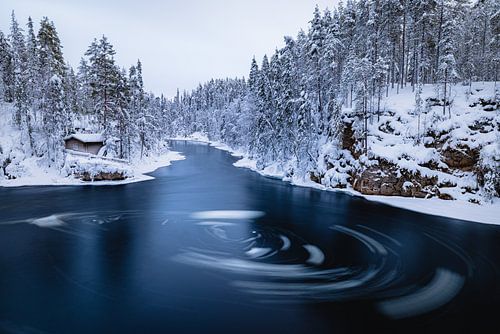 Rondkolkend ijs midden in de rivier