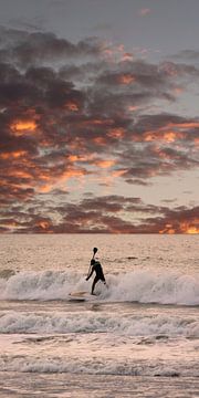 Paddleboarder afgebeeld tegen een zonsondergang hemel van Imladris Images