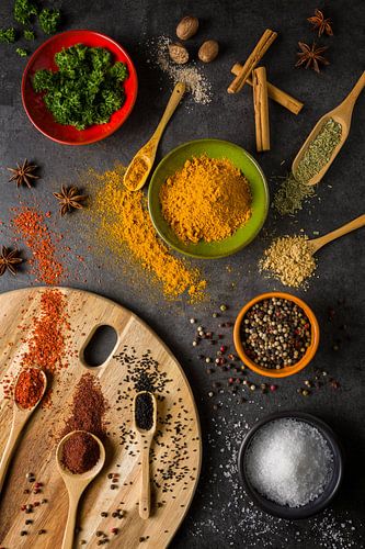 Gewürze, Kräuter und Löffel von Thomas van Galen