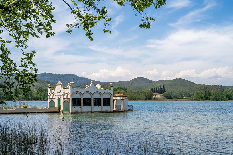 Chalet d'eau sur le lac de Banyoles, Catalogne par Paula Ketz