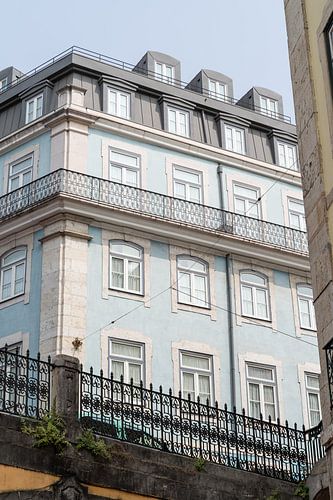 Blaues Haus in Lissabon von Xulé Bogers