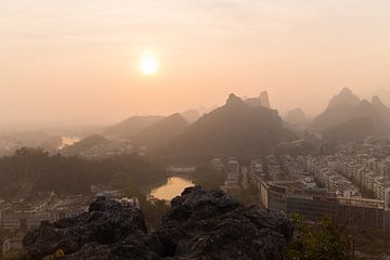 Sonnenuntergang in einem Smog Deckte Guilin, China ab