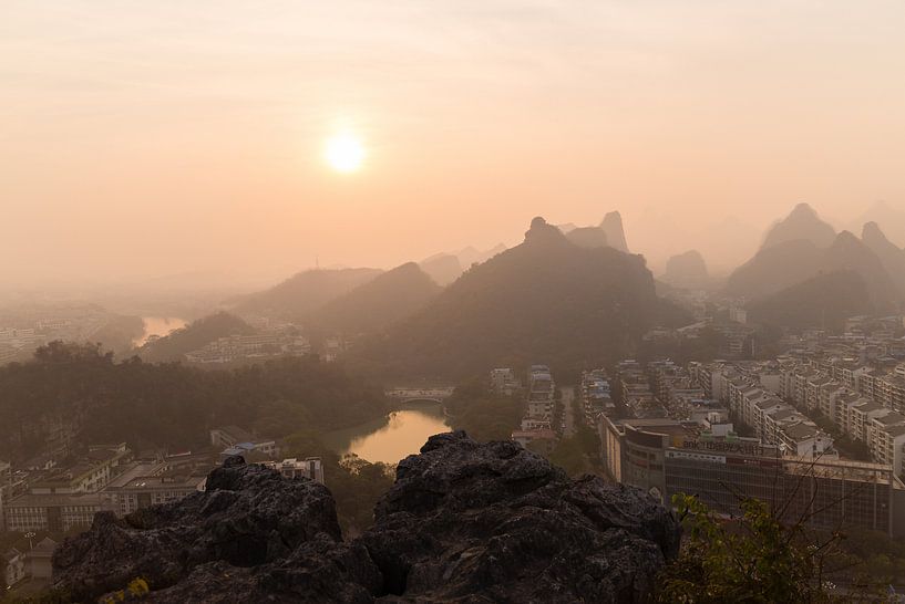 Zonsondergang in Smog Bedekt Guilin, China.  van Thijs van den Broek