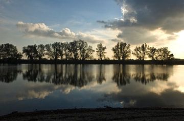 spiegelende uiterwaard by George Burggraaff