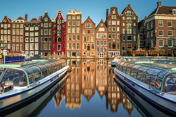 Grachtenpanden aan de Damrak te Amsterdam van Thea.Photo