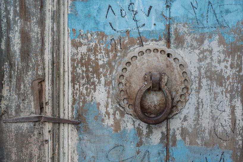 Deurklopper op een houten blauwe deur | Iran van Photolovers reisfotografie