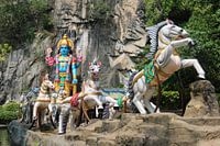Hindoe-god met paardenkoets voor de Ramayana-grot