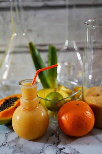 tropische cocktail met ananas-limoen-papaja-sinaasappel