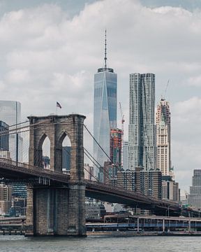 Brooklyn Bridge en One World Trade Center, Manhattan NYC van Thea.Photo