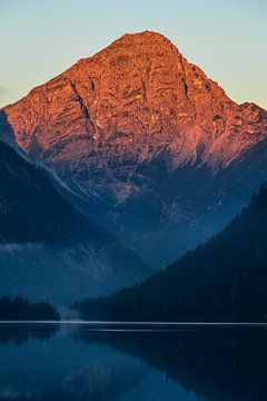 Plansee met de berg Thaneller in de ochtend bij zonsopgang. Alpenglow. Alpenglow van Daniel Pahmeier