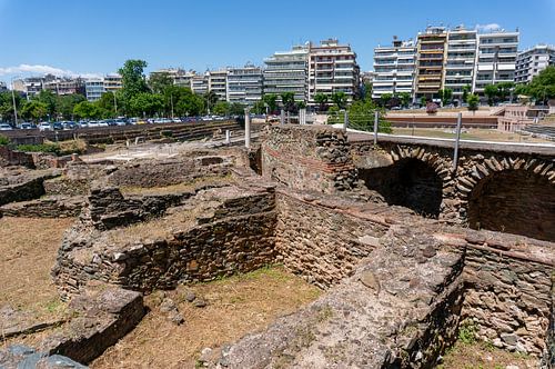 Oude ruïnes van de oude Romeinse aquaductmarkt in de stad Thessaloniki in Griekenland van Animaflora PicsStock
