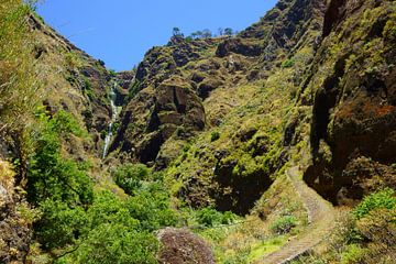 Bergen en waterval in Madeira van Michel van Kooten