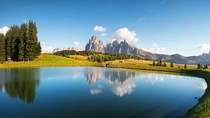 See und Berge auf der Seiser Alm, Dolomiten