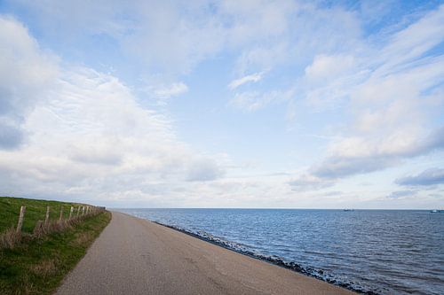 Deich mit Meer auf der Wattenseite von Texel
