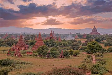 Oude tempels in het landschap bij Bagan in Myanmar Azië bij zonsondergang van Eye on You