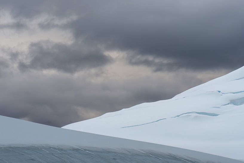 Schräge Linien in der antarktischen Landschaft von Anges van der Logt