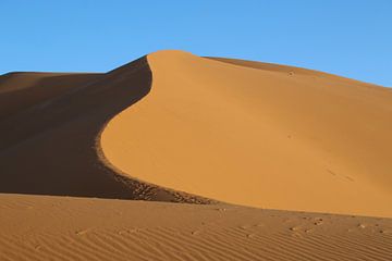 Zandduinen Namibië van Linda Ubels