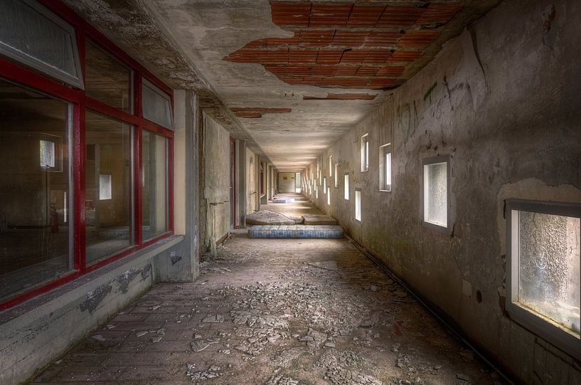 Flur mit Matratzen in verlassenem Krankenhaus von Roman Robroek – Fotos verlassener Gebäude