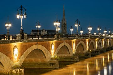 De oude brug over de Garonne in Bordeaux van Manuuu