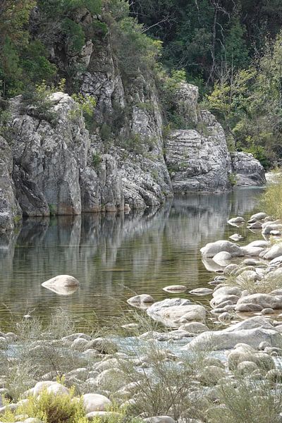 Rust in rivier Cavu Corsica van Marianne van den Bogaerdt