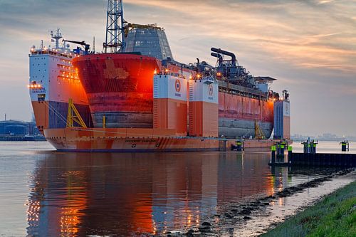 Dockwise Vanguard met als lading de Armada Intrepid in de Rotterdamse haven.