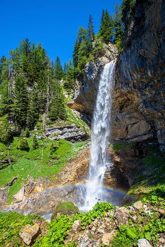 La chute d'eau de Johannes fait apparaître un arc-en-ciel