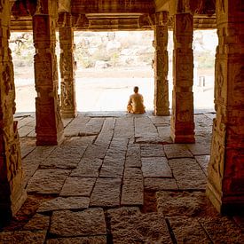 Monnik in tempel - India reisfotografie print van Freya Broos