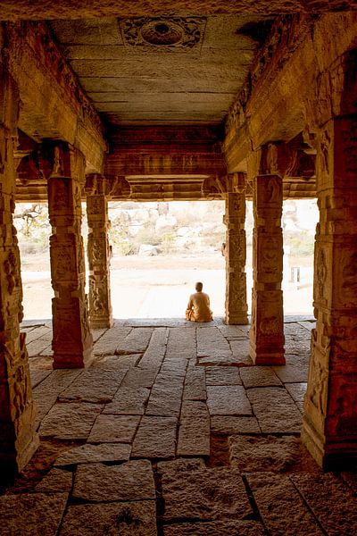 Moine dans un temple - Photographie de voyage en Inde par Freya Broos