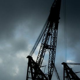 Mächtiger Kran im Hafen, riesige Silhouette. von scheepskijkerhavenfotografie