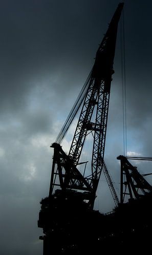 Machtige kraan in de haven reusachtige silhouetten