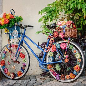 gekleurde fiets - Lissabon von Karin Verhoog