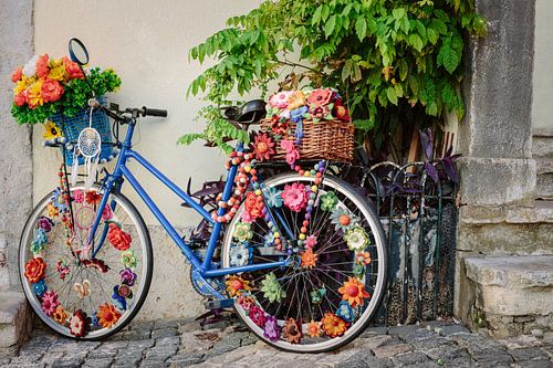 gekleurde fiets - Lissabon van Karin Verhoog