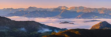 Panorama en zonsopkomst Mirador del Fitu, Asturië, Spanje van Henk Meijer Photography