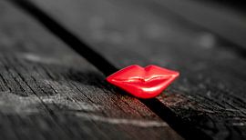 Kussmund (Breitwandfoto) von Norbert Sülzner