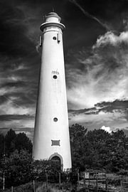 Zuidertoren auf Schiermonnikoog – Schwarz-Weiß unter den Wolken von Elianne van Turennout