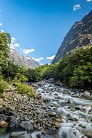 Wild waterstroming Milford Sound, Nieuw Zeeland