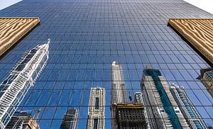 Dubai, gespiegelde hoge gebouwen van Inge van den Brande