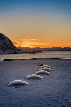 Alnes vuurtoren tijdens zonsondergang in winter, Godøy, Noorwegen van qtx