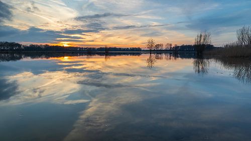 Kleurrijke zonsondergang bij recreatiegebied Geestmerambacht