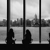 Urbaner Ausblick: Silhouetten vor Hongkongs Skyline von NZME Photography