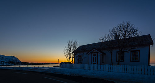 Nordisches Haus am Strand auf den Lofoten in Norwegen im Sonnenuntergang