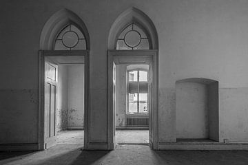 Urbexdeuren in klooster van Marina van Leeuwen
