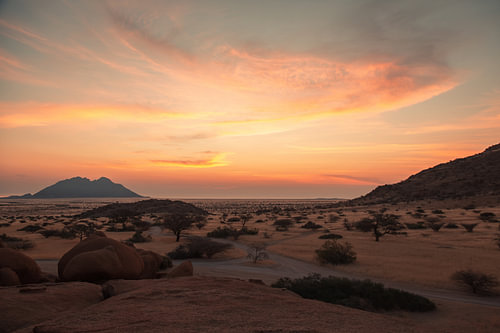Die untergehende Sonne über der afrikanischen Savanne.